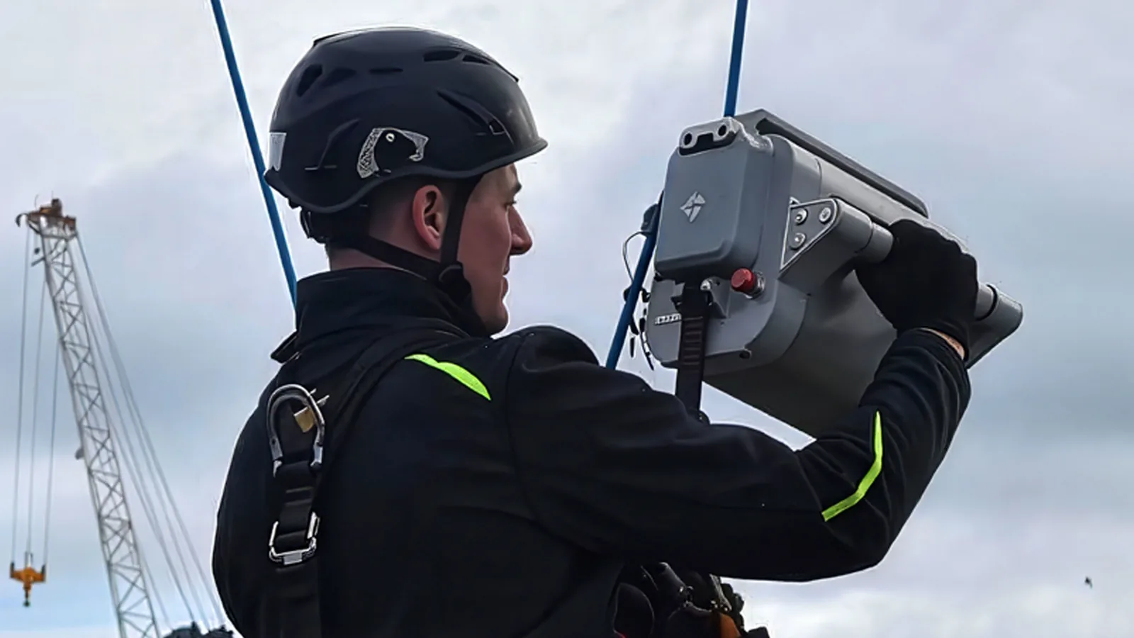 MODE Smart Spider — power ascender operating on a façade